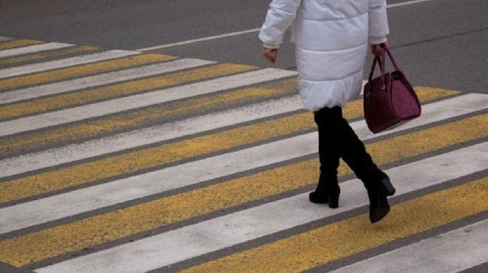 Yevlaxda maşın yolu keçmək istəyən qadınları vurub öldürdü 