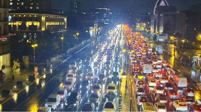 Hazırda Bakının bu yollarında tıxac var - SİYAHI