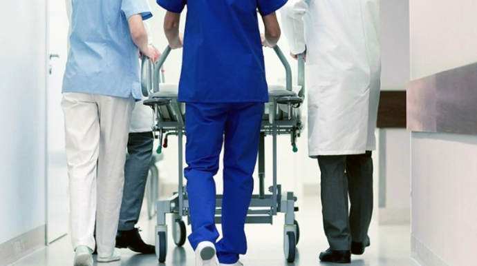 Beyləqanda avtomobilin vurduğu  şagird komaya düşüb 