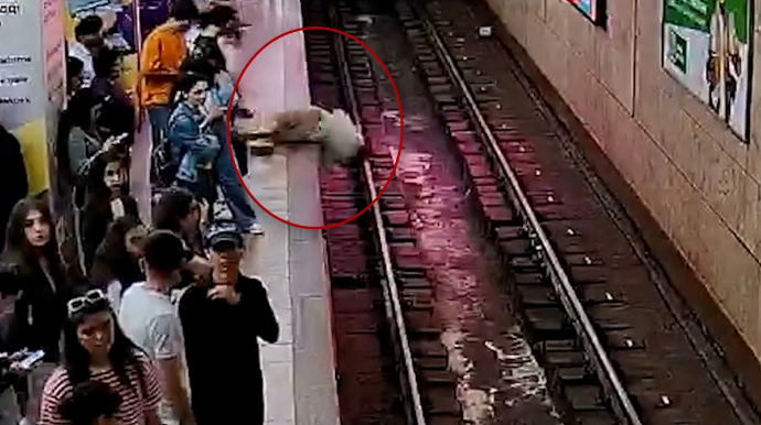Bakı metrosunda qatar relslərinə düşənlərin görüntüləri - VİDEO