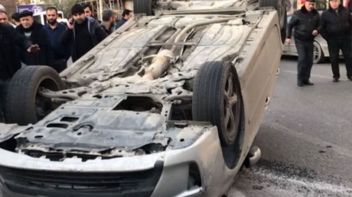 "Prius"u şəhərin ortasında aşırdı- ANBAAN VİDEO 