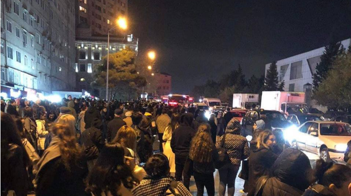 Azadlıq metrosunun çıxışında İZDİHAM yaşanır - SƏBƏBİ  