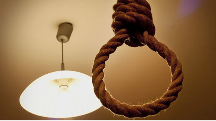 Azərbaycanda hamilə qadın özünü asdı