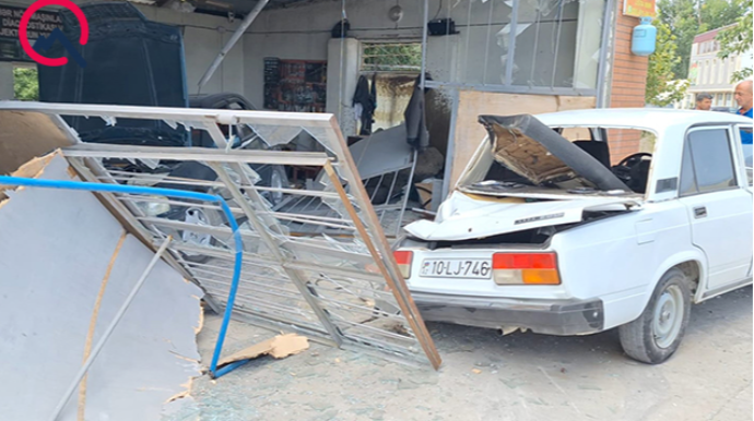 Ağstafada avtomobil təmir sexinə çırpıldı - FOTO