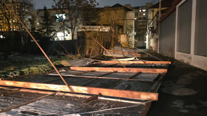 Güclü külək Yasamalda fəsadlar törətdi - Gediş-gəliş çətinləşdi - FOTOLAR 