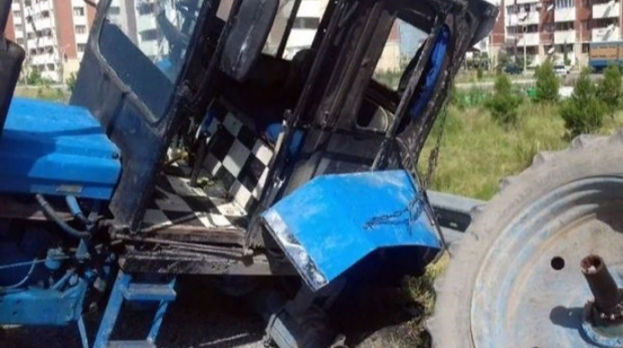 Cəlilabadda traktorla minik maşını toqquşdu: Sürücü öldü
