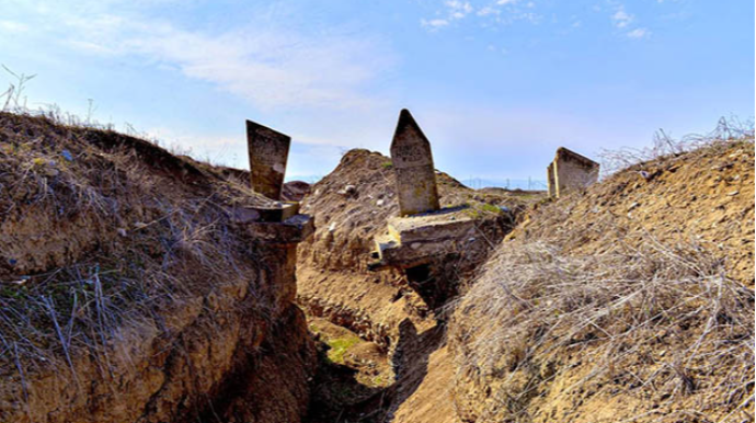 Ermənilər iki bacının qəbrinin arasından səngər qazıblar - FOTO 