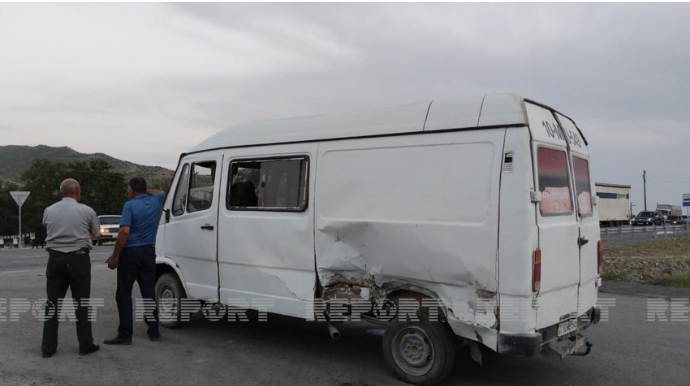 Şəkidə mikroavtobus qəzaya uğradı, xəsarət alanlar var  - FOTO