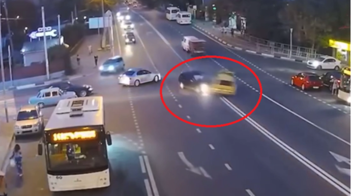 Magistral yolu perpendikulyar keçmək istədi və... - QƏZA VİDEOsu 