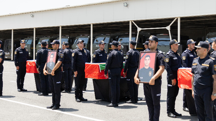 Bakıdakı silahlı insidentdə qətlə yetirilən polislərlə vida mərasimi başa çatdı - FOTO