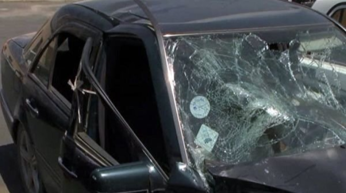 Sumqayıtda "Mercedes" divara çırpılıb, xəsarət alanlar var 