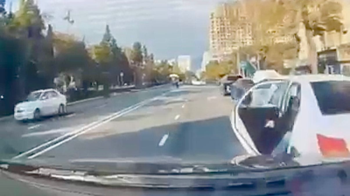 Bakıda maşının qapısını qəfil açan sərnişin qəzaya səbəb oldu - ANBAAN VİDEO