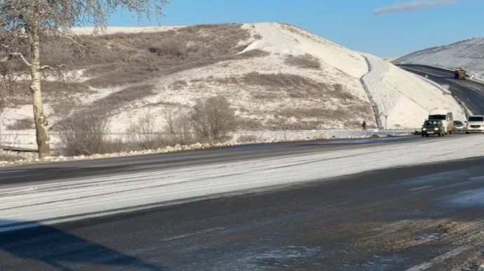 Некоторые участки дороги Баку - Шамахы - Евлах покрылись льдом: зафиксировано ДТП - ФОТО