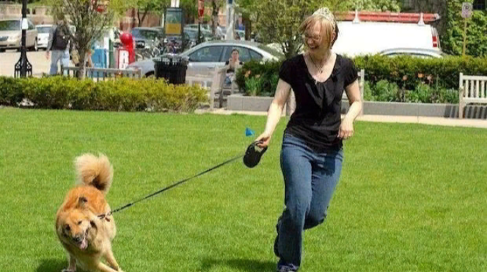 İtlərinin xaltası boğazına dolanan qadın faciəvi şəkildə öldü  - FOTO