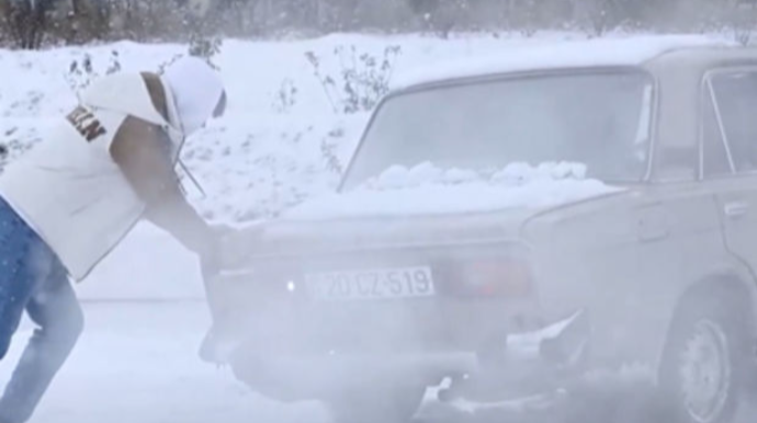 Qobustan yolları keçilməz halda: Kəndlə əlaqə kəsilib - VİDEO 