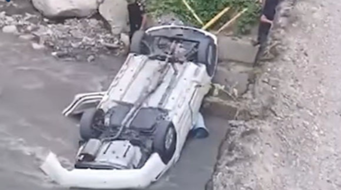 Qubada maşın çaya aşdı - Yaralılar var - FOTO 