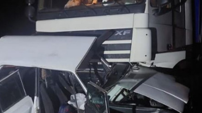 Göygöldə minik avtomobili yük maşınına çırpılıb, ölən var 