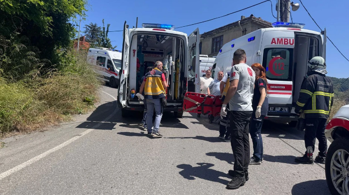 Mikroavtobus divara çırpıldı - 14 nəfər xəsarət aldı