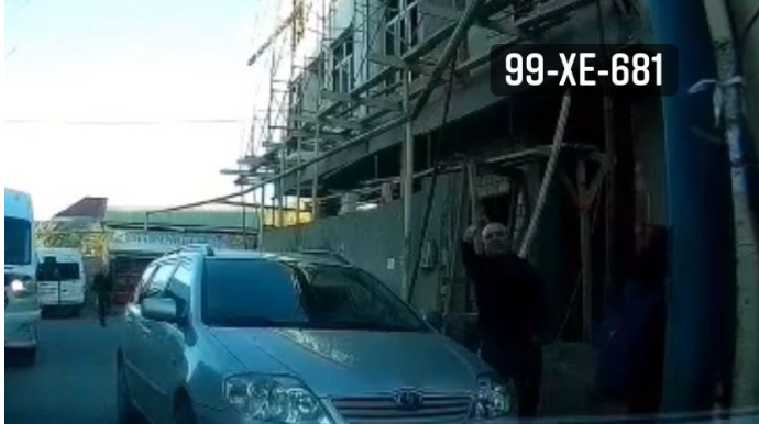Yolu kəsən sürücü “sürmürəm” deyib çıxıb getdi - 99-XE-681 - VİDEO