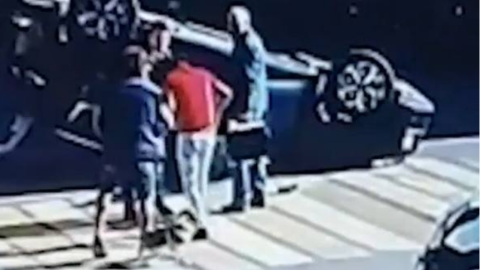 Qəzaya səbəb olan sürücü döyüldü - VİDEO