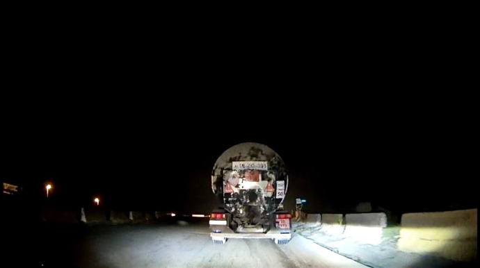 Qaranlığa qərq olmuş qəsəbədə “ruh kimi” hərəkət edən yük maşını - 18-ZG-391    - VİDEO