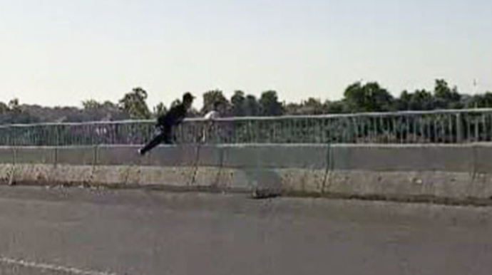 Özünü körpüdən atmaq istəyən qadın son anda xilas edildi - VİDEO 