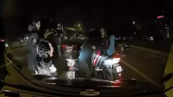 Kuryer qadın motosikleti yolun ortasında saxlayıb sürücü ilə mübahisə etdi - VİDEO