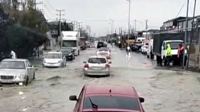 Bakıda yağış fəsadlara yol açdı - VİDEO