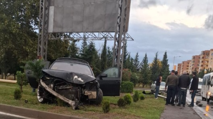 Mingəçevirdə "BMW" işıq dirəyinə çırpılıb 