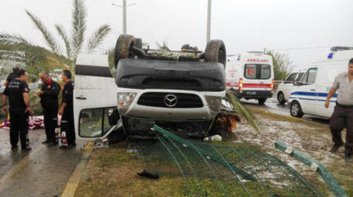 Məktəbliləri daşıyan mikroavtobus yük maşını ilə toqquşub: 15 şagird yaralandı 