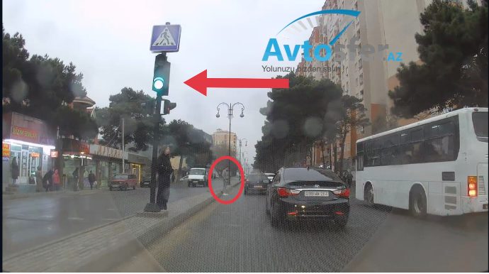 Təhlükəsizlik üçün keçidə svetofor quraşdırıldı, amma piyadaların vecinə deyil  - VİDEO