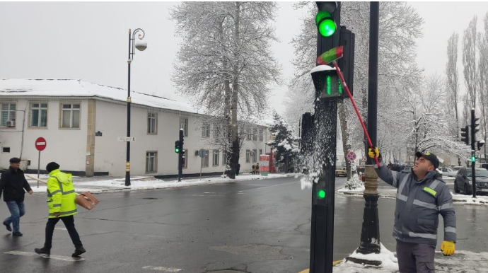 Yol nişanları qardan təmizlənir: Sürücülər və piyadalar üçün - FOTO 