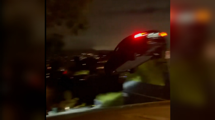 Sürətlə gələn maşın yolayrıcında havaya uçub yerə çırpıldı - VİDEO