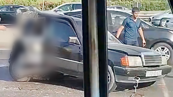 Bakıda avtobusla toqquşan “Mercedes”in arxası “yoxa çıxdı”   - VİDEO
