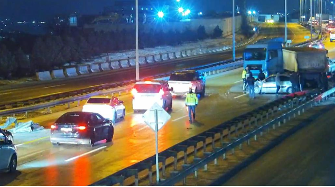 Buzlu yol qəzaya səbəb oldu - Kənar dairəvi yolunda sıxlıq yarandı - FOTOLAR 