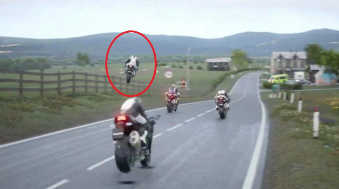 Yarışa çıxan bayker havaya uçdu, sonra isə yerə çırpılıb ağır qəzaya düşdü  - VİDEO