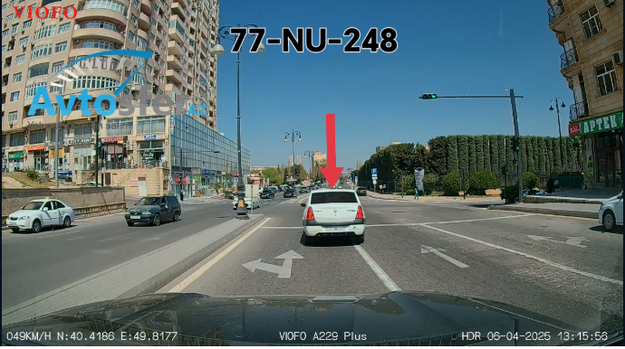 Asta sürətlə iki zolağın arası ilə hərəkət edən sürücü sona qədər yol vermədi - VİDEO