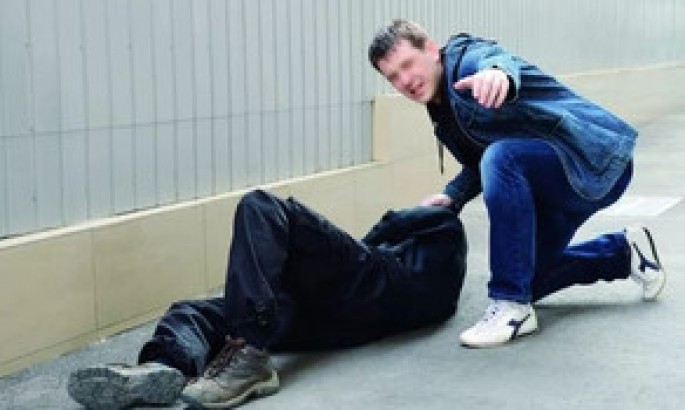 Yoldan keçən həkim küçədə bıçaqlanan kişini ölümdən xilas edib - Bakıda