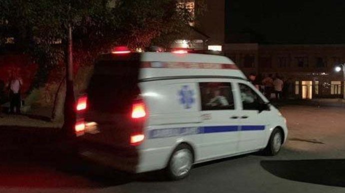 Sərnişin avtobusdan yıxılaraq ağır xəsarət alıb