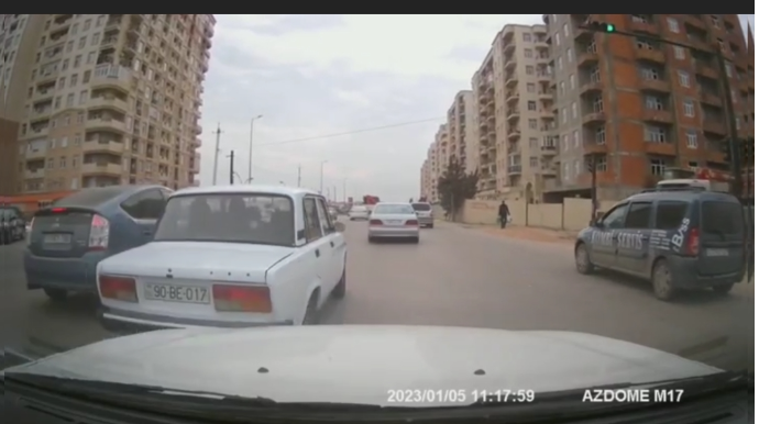 Manevr qaydalarını pozan, işıq cihazları işləməyən sürücü  - VİDEO