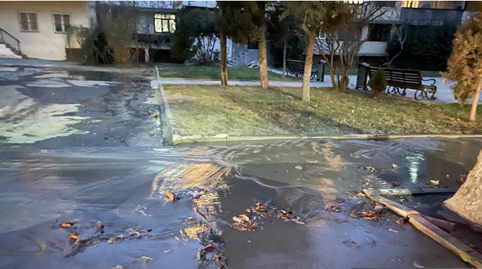 Gəncədə avtomobil yollarını su basıb, nəqliyyatın hərəkəti çətinləşib  - FOTO