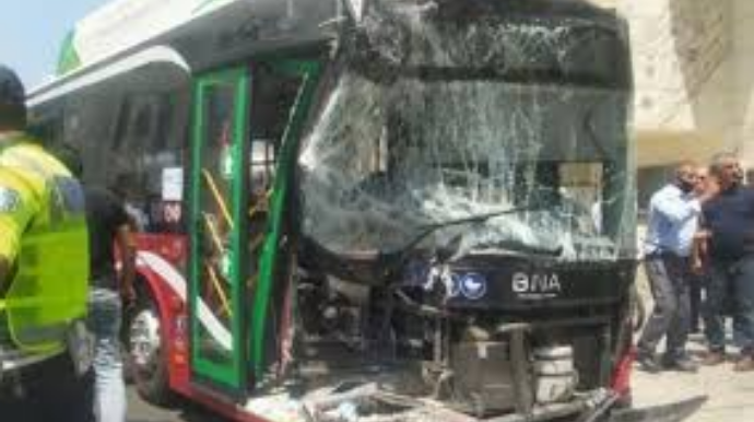 Bakıda sərnişin avtobusu qəzaya uğradı: Hərəkət dayandı - FOTO 