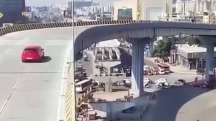 İdarəetməni itirən avtomobil körpüdən tikilinin üstünə aşdı  - VİDEO