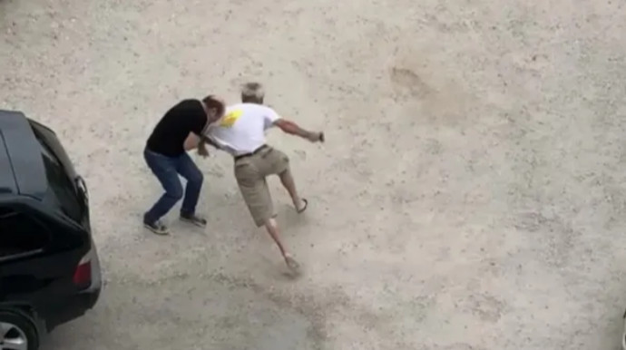 “Parkovşik” ödənişə görə sürücünü tapanca ilə vurdu – ANBAAN VİDEO  