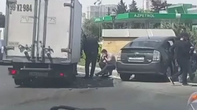 Bakının “Prius” bəlası:  Prospektlərin kəsişməsində ağır qəza - VİDEO 