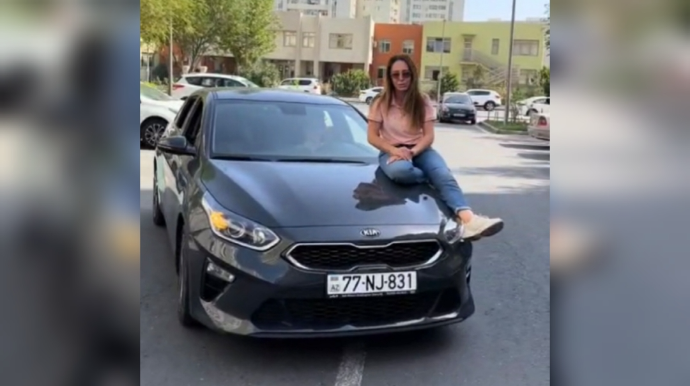 Sürücülük təlimçisindən ağlasığmaz addım: Hərəkət zamanı kapotun üzərində oturdu - VİDEO