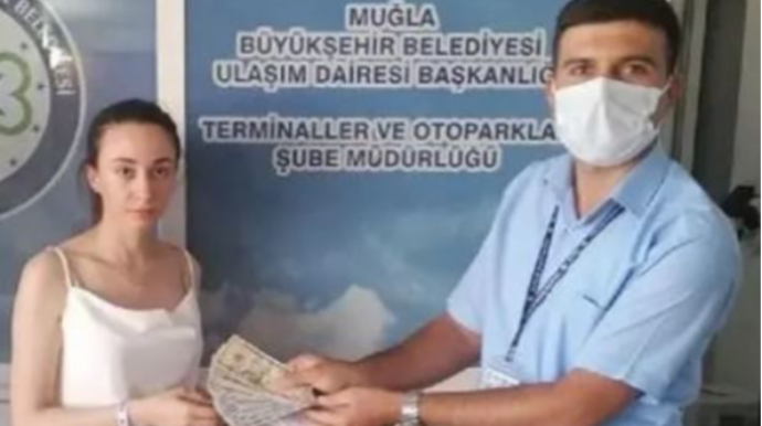 Avtobus sürücüsündən təqdirəlayiq addım  - Tapdığı pulu rusiyalı turistə qaytardı