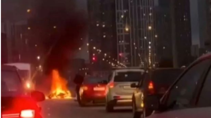 Yekaterinburqda motosiklet mikroavtobusa çırpıldı: Sürücü yanaraq öldü    - VİDEO