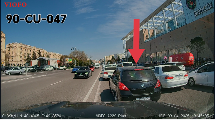 Avtomobili qəsdən sıxışdırıb zolaqdan çıxartdı - VİDEO