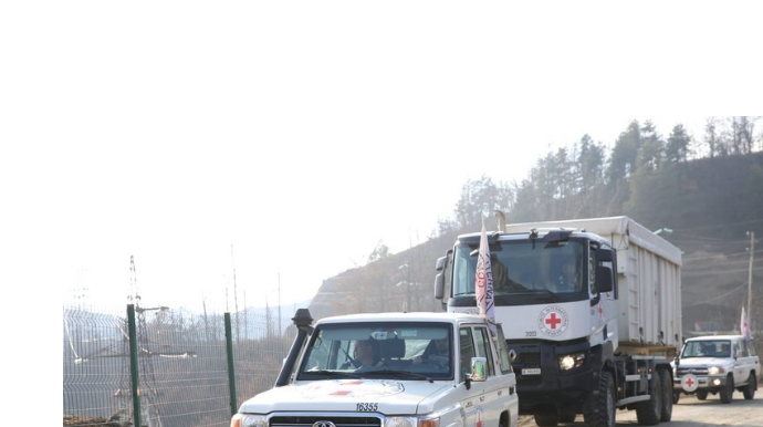 BQXK-nın avtomobilləri Ermənistandan Xankəndinə qayıdıb, uşaq qidası və dərman daşınıb  - VİDEO